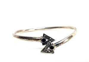lot 34 image: Sterling Silver Arrowhead Cuff Bracelet w Inset Onyx & Marcasite