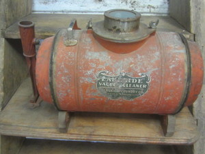 lot 7 image: Antique Pump Vacuum