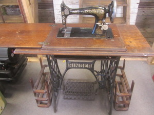 lot 64 image: Antique Singer Treadle Sew Machine