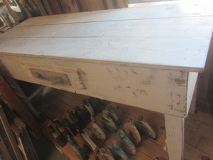 lot 82 image: Custom High Table