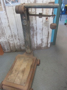 lot 83 image: Antique Fairbanks Scale