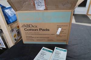 lot 10 image: COTTON PADS
