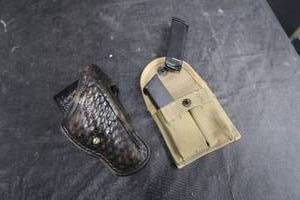 lot 49 image: PISTOL HOLSTER PISTOL CLIPS