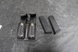 lot 50 image: 9MM PISTOL CLIPS WITH CLIP HOLSTER