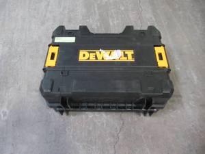 lot 5 image: DEWALT 12-Volt Lithium-Ion Cordless 3-Beam 360-Degree Green Laser Level DW089LG