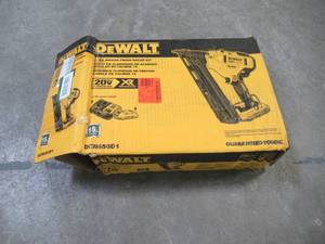 lot 10 image: DEWALT 20-Volt Max Lithium-Ion Cordless 15-Gauge Finish Nailer DCN650D1