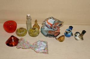 lot 42 image: Decorative Porcelain and Blown Glass Collectibles