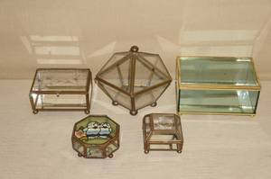 lot 39 image: Decorative Glass Trinket Boxes