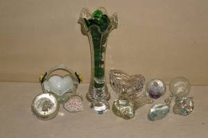 lot 38 image: Decorative Glass Collectibles