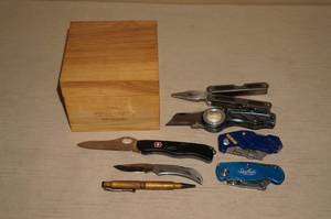 lot 98 image: Pocket Knives and Bullet Pen