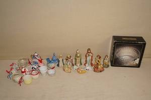 lot 199 image: Small Decorative Collectibles and Glass Bowl
