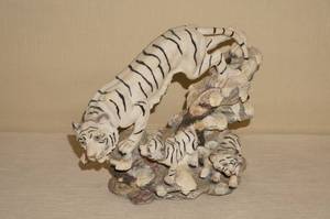 lot 197 image: Large White Tiger Decorative Figure