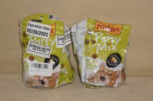 lot 181 image: Friskies Party Mix Cat Treats