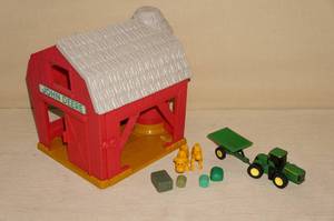 lot 109 image: John Deere Barn and Tractor Set
