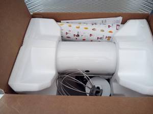 lot 13 image: Kitchen Aid Classic Series 4.5 Qt. 10-Speed White Stand Mixer with Tilt-Head