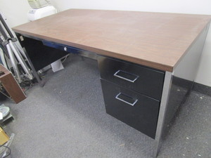 lot 252 image: METAL FRAME DESK