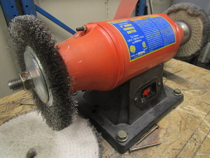 lot 258 image: BENCHTOP GRINDER BUFFER
