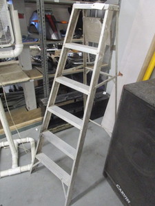 lot 261 image: ALUMINUM STEP LADDER