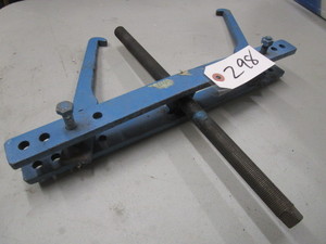 lot 298 image: LARGE GEAR PULLER