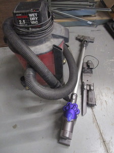 lot 322 image: DYSON ANIMAL VAC AND A CRAFTSMAN WET DRY VAC