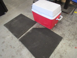 lot 326 image: RUBBERMAID COOLER AND HARD RUBBER MATS
