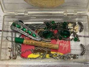 lot 18 image: Miscellaneous Vintage Jewelry