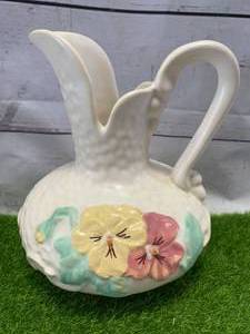 lot 25 image: Vintage Weller Pottery Picture6 And 7 Eights Inch Tall Sold For$55