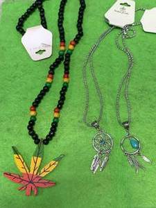 lot 143 image: Lot of 3 Fashion Necklaces