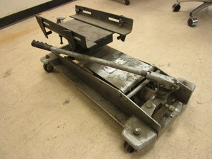 lot 706 image: PRO-LIFT 1,100 LBS. HYDRAULIC TRANSMISSION JACK
