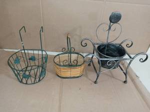 lot 58 image: Mixed lot of metal pot holders -SEE PICTURES