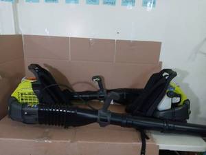 lot 72 image: 175 MPH 760 CFM 38cc Gas Backpack Leaf Blower by RYOBI- set of 2 - slightly used -SEE PICTURES