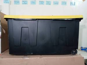 lot 80 image: 70 Gal. Tough Storage Bin in Black with Wheels by HDX- damaged -SEE PICTURES