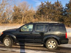 lot 1 image: 2007 Nissan Pathfinder LE  Fully Loaded AWD 3rd Row Vehicle
