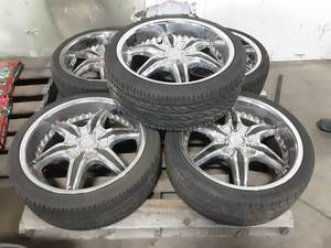 lot 30 image: 24535ZR20 Pirelli P Zero Nero Tires With Reverse Wheels- Universal 5 Lug