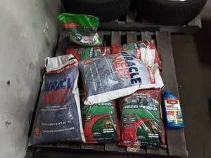 lot 32 image: Pallet With Weed N Feed & Ice Melt