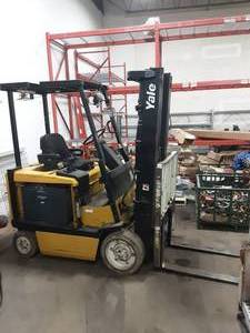 lot 1 image: Yale Electric Fork Lift With Charger - #AU6500 5000 LB, 36 Volt, 3 Phase