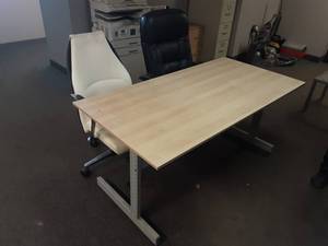 lot 61 image: Work Desk & 2-Office Chairs 63x32x28