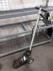lot 72 image: AirHydraulic 20 Ton Truck Jack