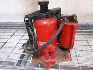 lot 73 image: Larin AirHydraulic 20 Ton Bottle Jack