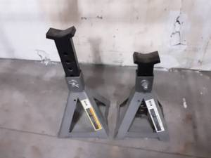 lot 75 image: Larin 6-Ton Jack Stands