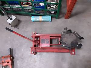 lot 79 image: Big Red 12 Ton Transmission Jack