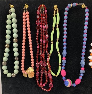 lot 422 image: Misc. Costume Jewelry Lot - Spring Has Sprung