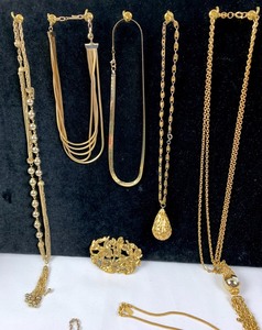 lot 427 image: Misc. Costume Jewelry Lot - Its A Gold Rush