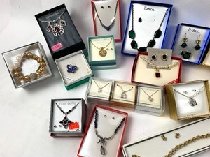 lot 451 image: Boxed Costume Jewelry I - Time To Think Christmas