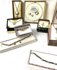 lot 453 image: Boxed Costume Jewelry III - Grab And Go Christmas, Done Early