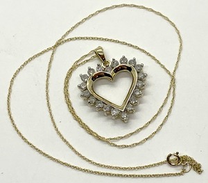 lot 20 image: Beautiful Diamond Heart 10K Pendant (1.0 CT TW, color J, clarity I3) on 18 Yellow Gold Chain, Orig. Box