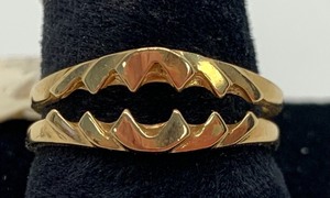 lot 5 image: 14K Gold Jaw Pattern Ring, Size 8,  Original Tag