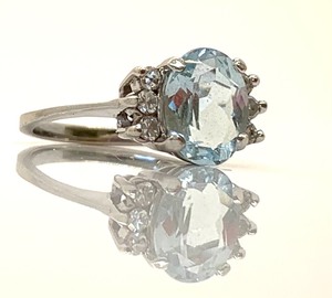 lot 65 image: 14K White Gold Ring w Large Pale Aqua Stone and Six Side Chips, Size 6-12