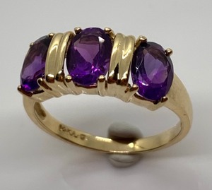 lot 69 image: 14K Gold Ring w Three Large Deep Violet Stones, Size 7