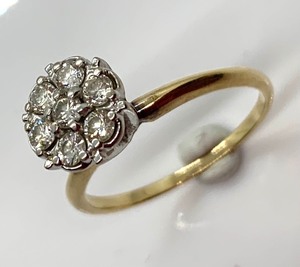 lot 72 image: 14K Yellow Gold Ring w 7-Stone Cluster of Assumed Diamonds -  Raised Solitaire, Size 8